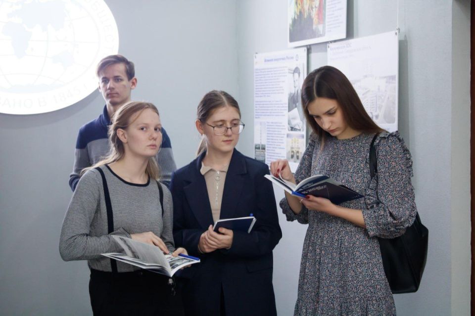 В Донецком республиканском краеведческом музее открылась музейно-выставочная экспозиция «Е.П. Славский: я из макеевских» В Донецком республиканском краеведческом музее открылась музейно-выставочная экспозиция «Е.П. Славский: я из макеевских»