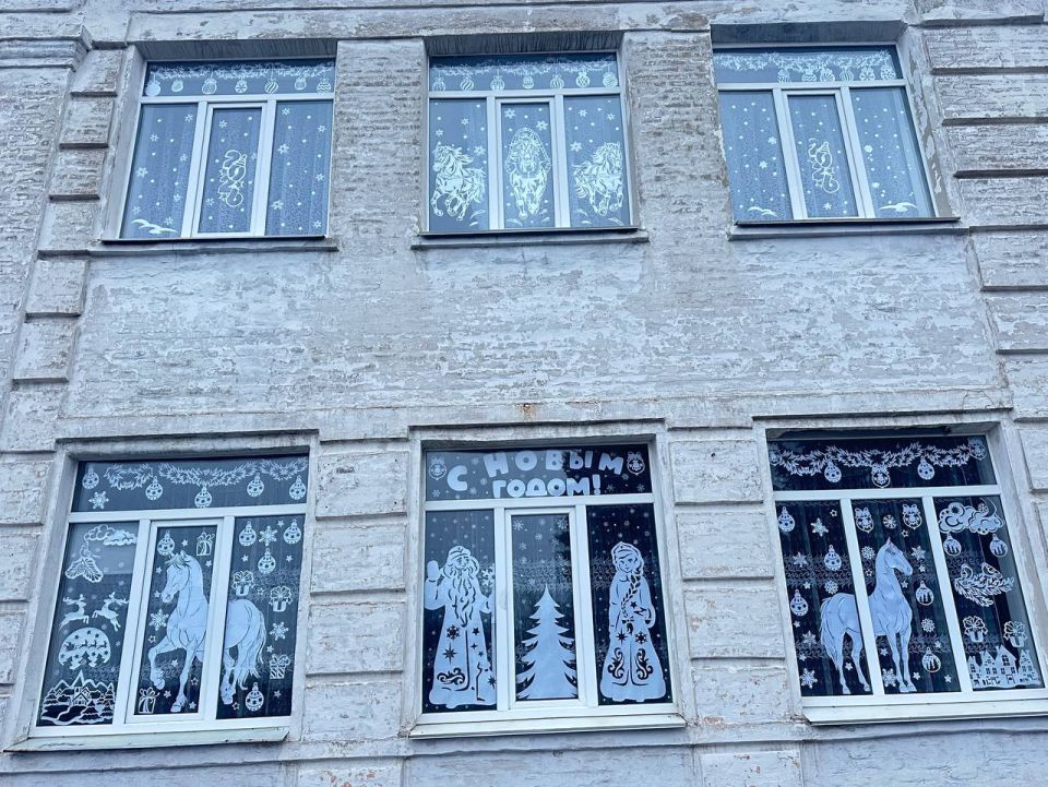 Образовательные организации городского округа Макеевка принимают участие в акции «Новогодние окна — 2026» Образовательные организации городского округа Макеевка принимают участие в акции «Новогодние окна — 2026»