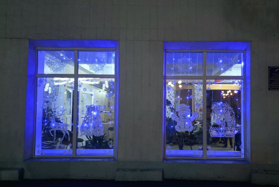 Образовательные организации городского округа Макеевка принимают участие в акции «Новогодние окна — 2026» Образовательные организации городского округа Макеевка принимают участие в акции «Новогодние окна — 2026»