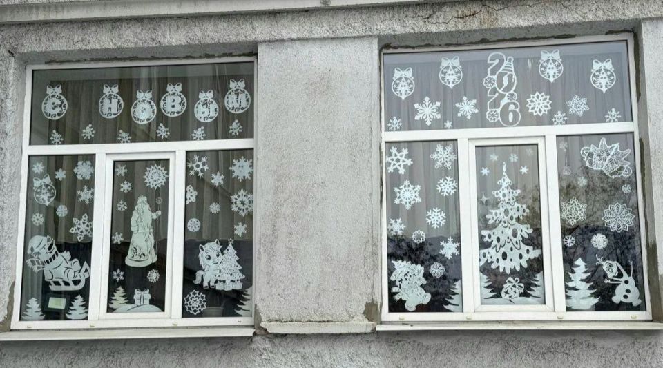 Образовательные организации городского округа Макеевка принимают участие в акции «Новогодние окна — 2026» Образовательные организации городского округа Макеевка принимают участие в акции «Новогодние окна — 2026»