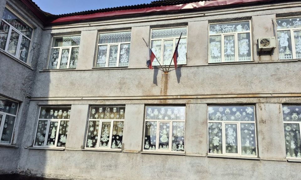 Образовательные организации городского округа Макеевка принимают участие в акции «Новогодние окна — 2026» Образовательные организации городского округа Макеевка принимают участие в акции «Новогодние окна — 2026»