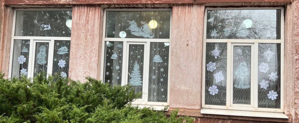 Образовательные организации городского округа Макеевка принимают участие в акции «Новогодние окна — 2026» Образовательные организации городского округа Макеевка принимают участие в акции «Новогодние окна — 2026»