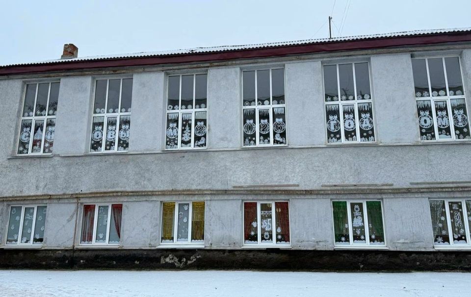 Образовательные организации городского округа Макеевка принимают участие в акции «Новогодние окна — 2026» Образовательные организации городского округа Макеевка принимают участие в акции «Новогодние окна — 2026»