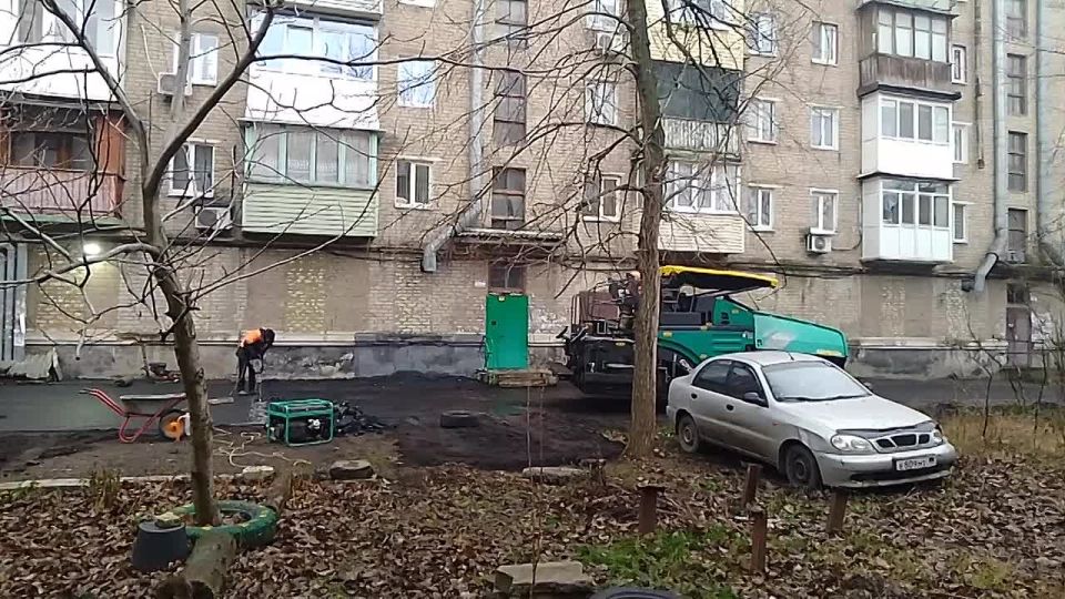 Сегодня, 22 декабря, подрядной организаций продолжаются работы по ремонту асфальтового покрытия внутриквартальных дорог возле домов №№ 5, 20, 21, 22, 23, 24 на квартале Северный