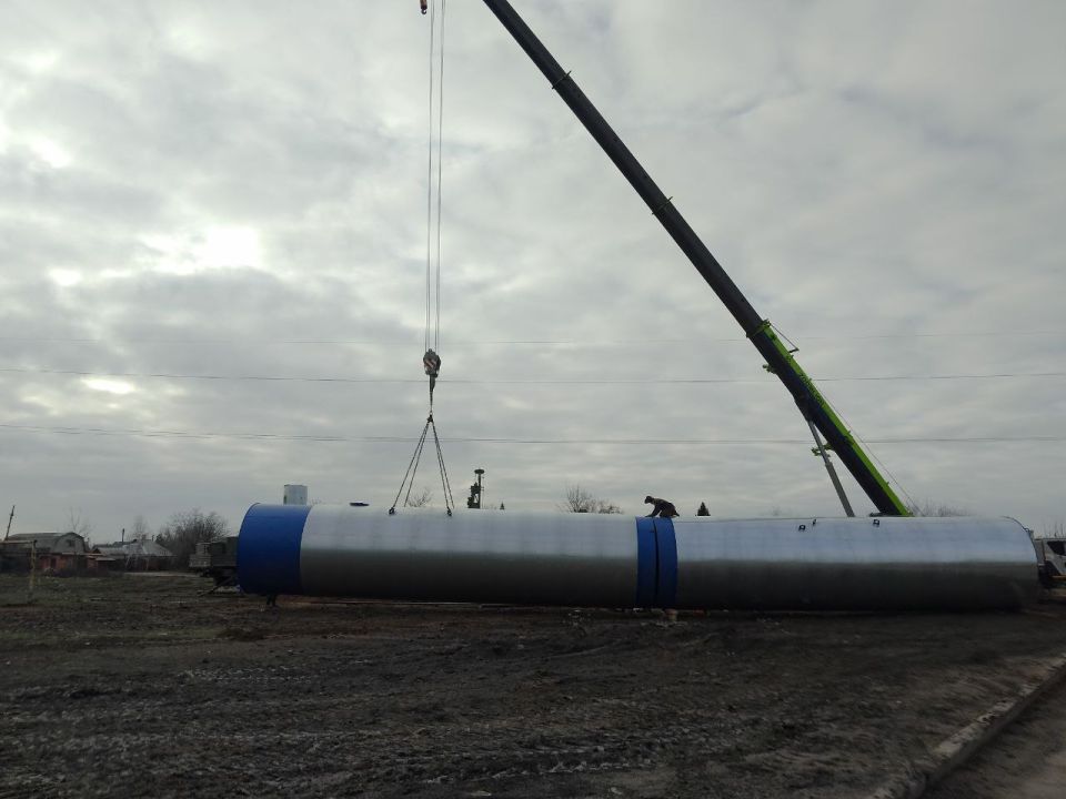 24 декабря, в Кировском внутригородском районе по ул. Кремлевской с целью обеспечения жителей водой продолжаются работы по установке водонапорной башни 24 декабря, в Кировском внутригородском районе по ул. Кремлевской с целью обеспечения жителей водой продолжаются работы по установке водонапорной башни