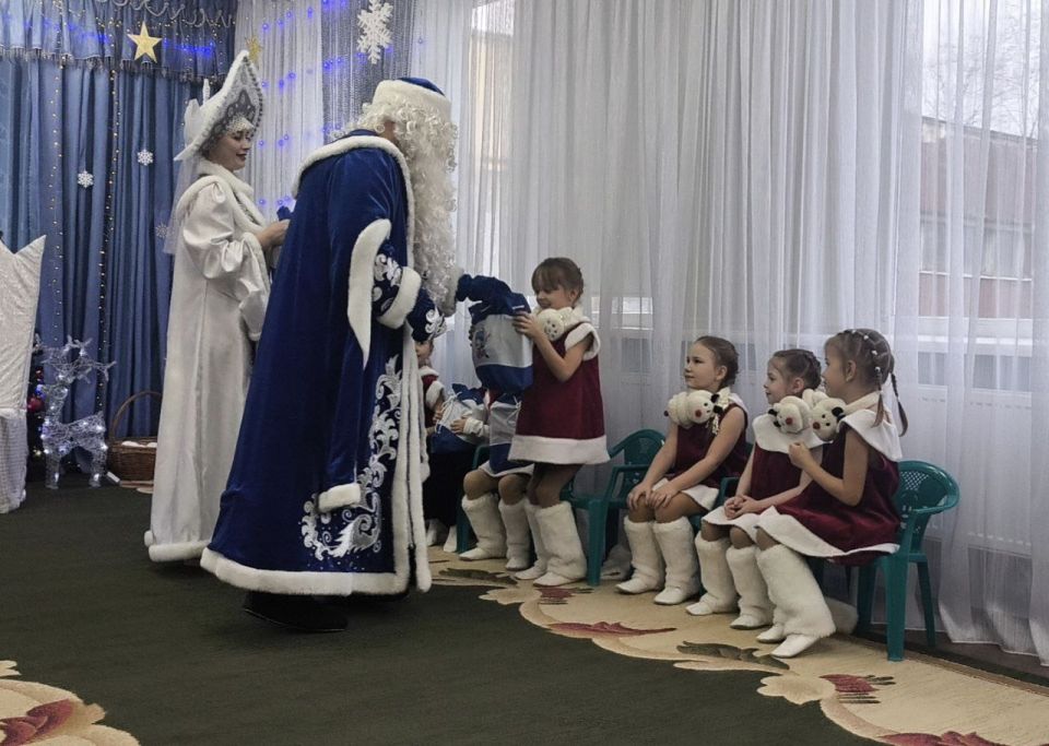 В канун Нового года в каждую группу ГКДОУ «ДЕТСКИЙ САД № 186 Г.О МАКЕЕВКА» ДНР пришла добрая, красивая, волшебная сказка В канун Нового года в каждую группу ГКДОУ «ДЕТСКИЙ САД № 186 Г.О МАКЕЕВКА» ДНР пришла добрая, красивая, волшебная сказка