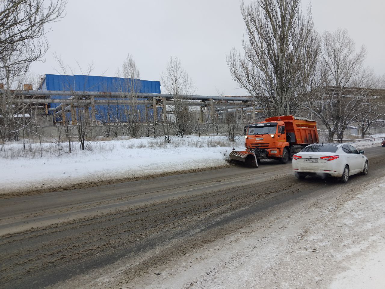 29 декабря, силами МУП АГМ "Перспектива" проводятся работы по зимнему содержанию автодорог в Кировском внутригородском районе 29 декабря, силами МУП АГМ "Перспектива" проводятся работы по зимнему содержанию автодорог в Кировском внутригородском районе