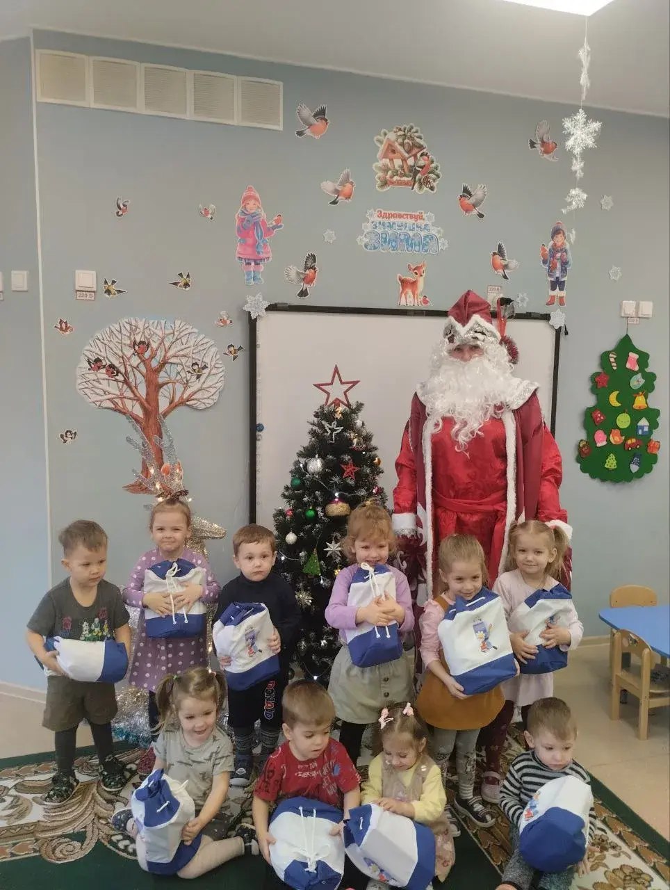 Александр Подгорный: Юные макеевчане получили новогодние подарки от регионов-шефов Александр Подгорный: Юные макеевчане получили новогодние подарки от регионов-шефов