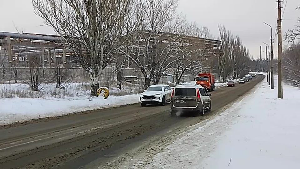 29 декабря, силами МУП АГМ "Перспектива" проводятся работы по зимнему содержанию автодорог в Кировском внутригородском районе