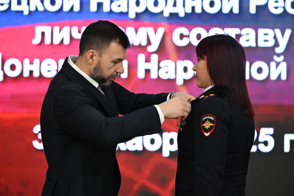 Александр Подгорный: Медалью «За храбрость» IV степени наградил сотрудников МВД, обезвредивших вооруженного преступника в одном из супермаркетов Донецка Александр Подгорный: Медалью «За храбрость» IV степени наградил сотрудников МВД, обезвредивших вооруженного преступника в одном из супермаркетов Донецка