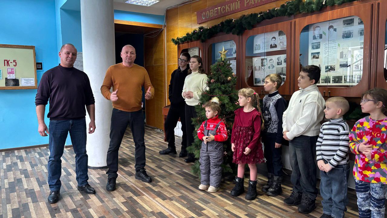 Павел Минаков и Игорь Матрус поздравили детей с наступающим Новым годом Павел Минаков и Игорь Матрус поздравили детей с наступающим Новым годом