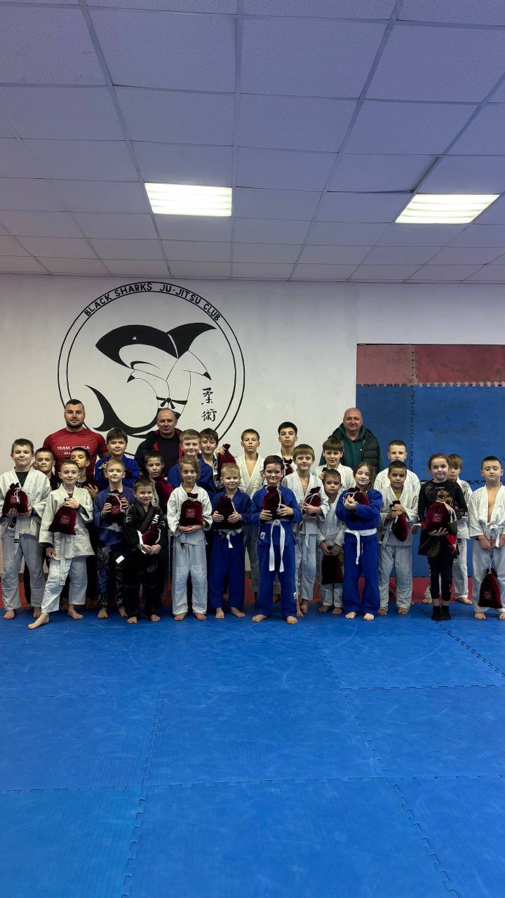 Павел Минаков и Игорь Матрус поздравили детей с наступающим Новым годом Павел Минаков и Игорь Матрус поздравили детей с наступающим Новым годом