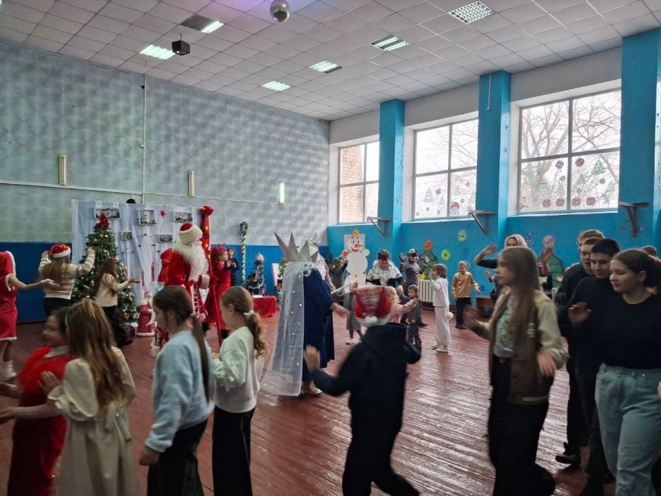 26 декабря 2025 года в центре культуры и досуга МБУ «ЦКД пгт. Криничная г.о. Макеевка» состоялся новогодний утренник для детей "В снежном царстве, в морозном государстве" 26 декабря 2025 года в центре культуры и досуга МБУ «ЦКД пгт. Криничная г.о. Макеевка» состоялся новогодний утренник для детей "В снежном царстве, в морозном государстве"