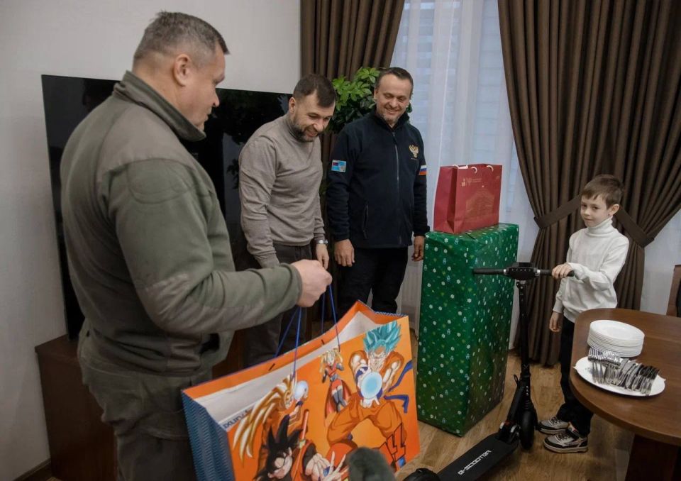 Генеральный директор ФГУП «Железные дороги Новороссии» Андрей Казаков вместе с Министром транспорта России Андреем Никитиным поздравил школьника из ДНР