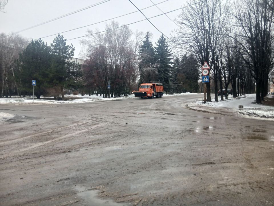 Уважаемые макеевчане!. В связи с ухудшением погодных условий и образованием гололедицы, коммунальные службы города работают в усиленном режиме Уважаемые макеевчане!. В связи с ухудшением погодных условий и образованием гололедицы, коммунальные службы города работают в усиленном режиме