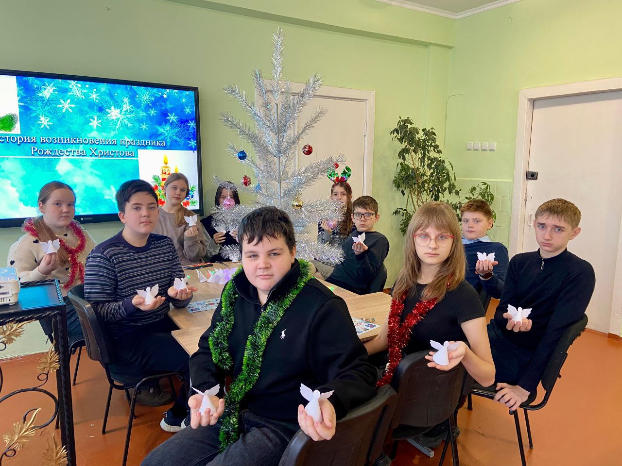 КАНИКУЛЫ – ВЕСЁЛАЯ ПОРА!. В дни зимних каникул учащиеся проводят время с пользой КАНИКУЛЫ – ВЕСЁЛАЯ ПОРА!. В дни зимних каникул учащиеся проводят время с пользой