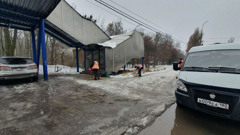 Уважаемые макеевчане!. В связи с ухудшением погодных условий и образованием гололедицы, коммунальные службы города работают в усиленном режиме Уважаемые макеевчане!. В связи с ухудшением погодных условий и образованием гололедицы, коммунальные службы города работают в усиленном режиме