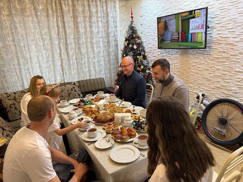 Первый заместитель Руководителя Администрации Президента Сергей Кириенко и Глава ДНР Денис Пушилин: Первый заместитель Руководителя Администрации Президента Сергей Кириенко и Глава ДНР Денис Пушилин: