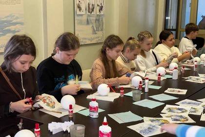 В ДНР дети приняли участие в увлекательном занятии по истории новогодних игрушек