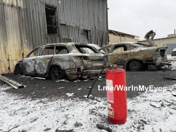 Последствия прилёта ударного БПЛА ВСУ самолетного типа по территории СТО в Червоногвардейском районе Макеевки сегодня ночью