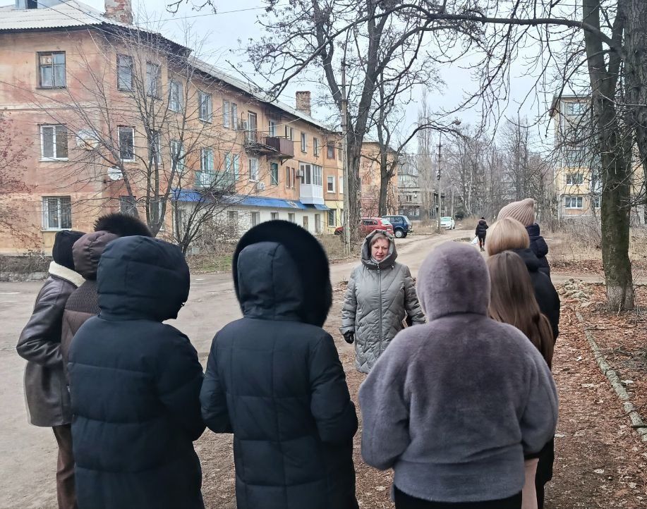 Сегодня, 12 января, заместитель руководителя Управы Советского внутригородского района Администрации городского округа Макеевка Надежда Прокапович провела встречу с населением 2 микрорайона возле дома № 10 Сегодня, 12 января, заместитель руководителя Управы Советского внутригородского района Администрации городского округа Макеевка Надежда Прокапович провела встречу с населением 2 микрорайона возле дома № 10