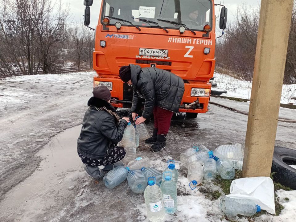 Сегодня, 15 января, в Кировском внутригородском районе, согласно поступившим заявкам, был организован подвоз воды для жителей домов, в которые в установленный графиком день не поступила вода Сегодня, 15 января, в Кировском внутригородском районе, согласно поступившим заявкам, был организован подвоз воды для жителей домов, в которые в установленный графиком день не поступила вода