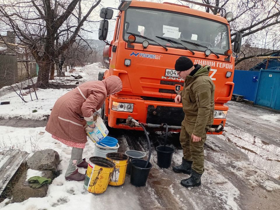Сегодня, 15 января, в Кировском внутригородском районе, согласно поступившим заявкам, был организован подвоз воды для жителей домов, в которые в установленный графиком день не поступила вода Сегодня, 15 января, в Кировском внутригородском районе, согласно поступившим заявкам, был организован подвоз воды для жителей домов, в которые в установленный графиком день не поступила вода