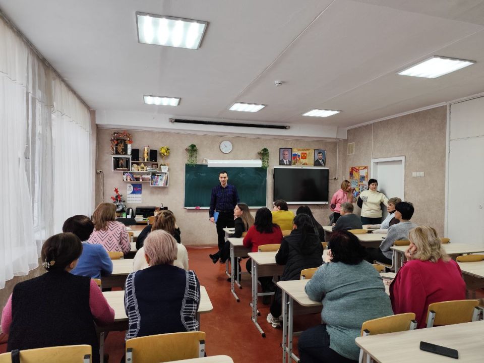 15 января спикер Владислав Каляев провел встречу с трудовым коллективом ГБОУ «Средняя школа №50 городского округа Макеевка» ДНР