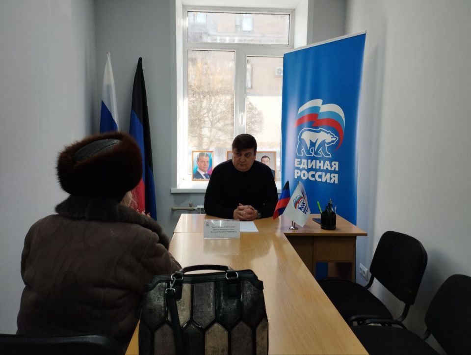 Сегодня, 21 января, депутат Народного Совета Донецкой Народной Республики Василий Перцев провел приём граждан в общественной приемной «Единой России» Центрально-Городского внутригородского района городского округа Макеевка Сегодня, 21 января, депутат Народного Совета Донецкой Народной Республики Василий Перцев провел приём граждан в общественной приемной «Единой России» Центрально-Городского внутригородского района городского округа Макеевка