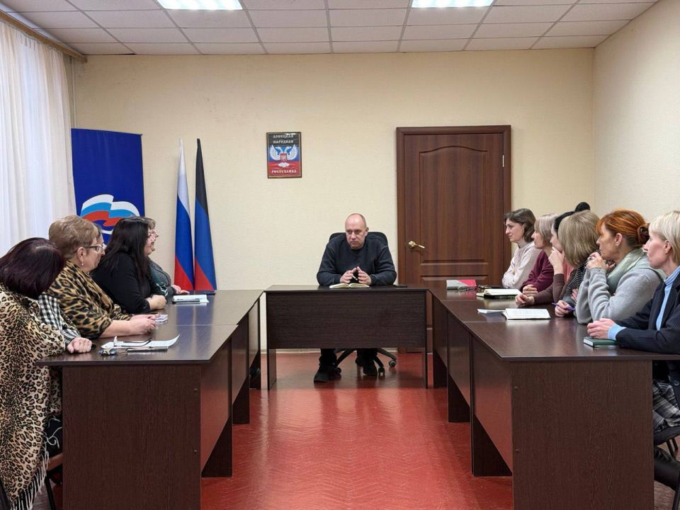 21 января руководитель Управы Советского внутригородского района Администрации городского округа Макеевка Сергей Савельев провел встречу с трудовым коллективом Управы района