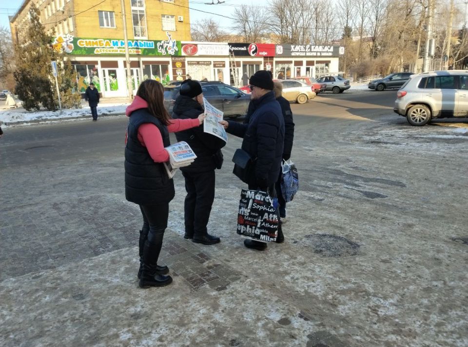 Сегодня, 21 января по инициативе Общественного Движения «Донецкая Республика» в Червоногвардейском районе города Макеевки проходит раздача официального печатного издания Общественного Движения «Донецкая Республика» Сегодня, 21 января по инициативе Общественного Движения «Донецкая Республика» в Червоногвардейском районе города Макеевки проходит раздача официального печатного издания Общественного Движения «Донецкая Республика»