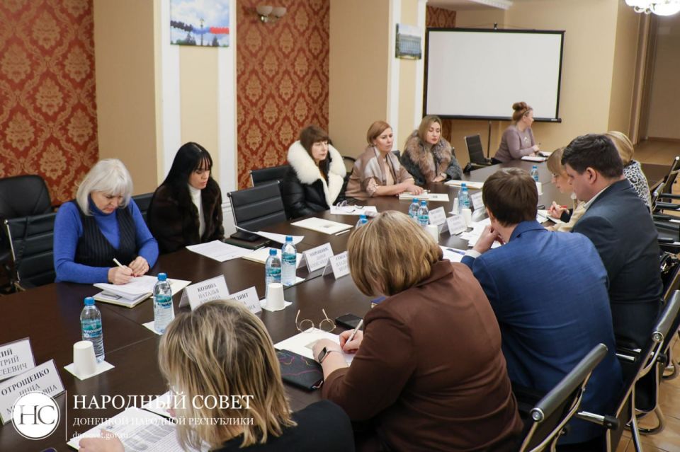 Парламентарии рассмотрели обращение городских властей Донецка Парламентарии рассмотрели обращение городских властей Донецка