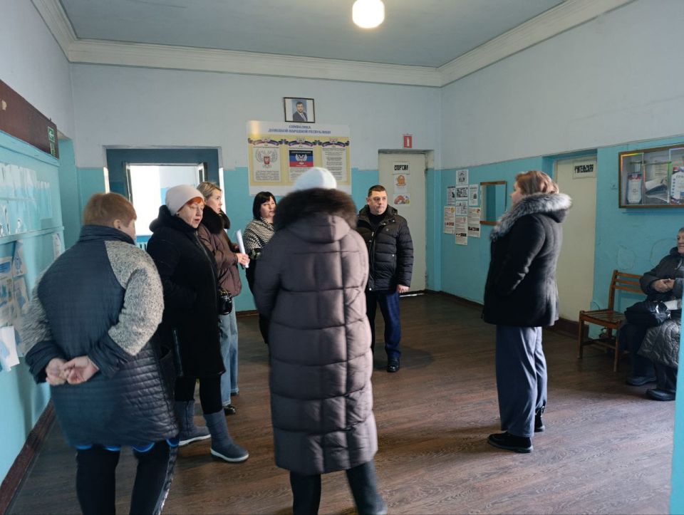 Сегодня, 21 января в Червоногвардейском районе состоялась встреча руководителя Управы Червоногвардейского внутригородского района Администрации городского округа Макеевка Антона Гринзовского с жителями жилого массива... Сегодня, 21 января в Червоногвардейском районе состоялась встреча руководителя Управы Червоногвардейского внутригородского района Администрации городского округа Макеевка Антона Гринзовского с жителями жилого массива...