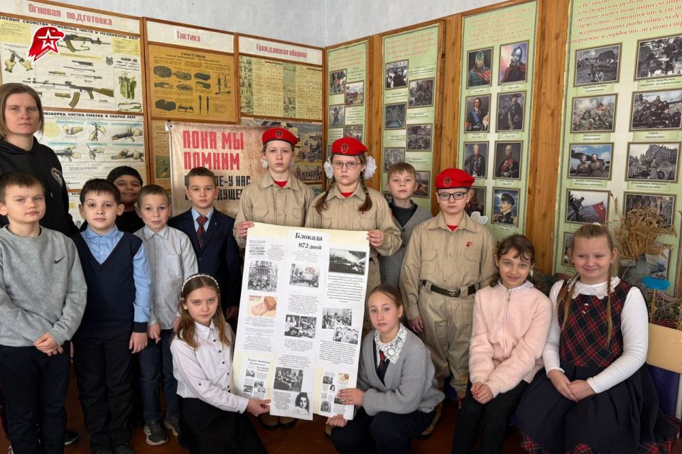 Мы помним. Юнармейцы военно-патриотического клуба «Искра» из Макеевки вместе с младшими школьниками присоединились к акции «Мы помним», чтобы поговорить о Блокаде Ленинграда Мы помним. Юнармейцы военно-патриотического клуба «Искра» из Макеевки вместе с младшими школьниками присоединились к акции «Мы помним», чтобы поговорить о Блокаде Ленинграда