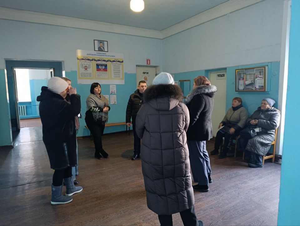 Сегодня, 21 января в Червоногвардейском районе состоялась встреча руководителя Управы Червоногвардейского внутригородского района Администрации городского округа Макеевка Антона Гринзовского с жителями жилого массива... Сегодня, 21 января в Червоногвардейском районе состоялась встреча руководителя Управы Червоногвардейского внутригородского района Администрации городского округа Макеевка Антона Гринзовского с жителями жилого массива...