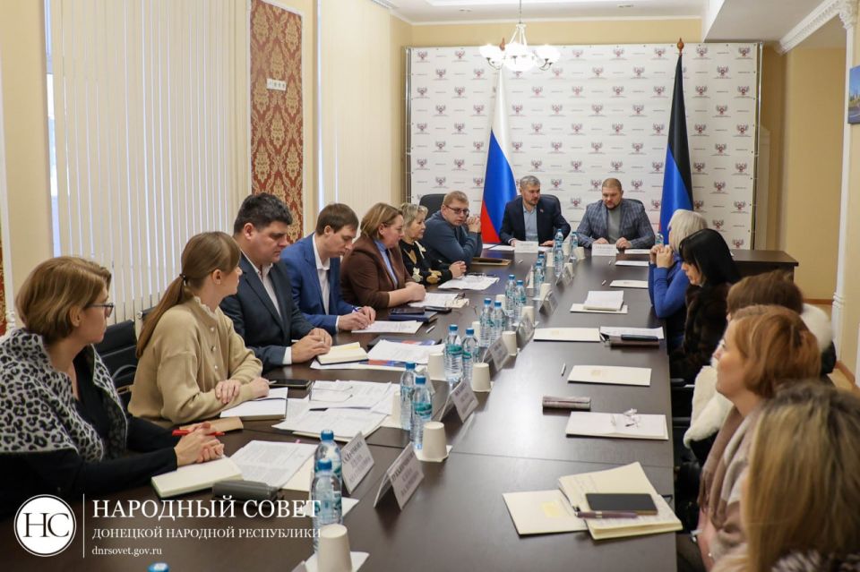 Парламентарии рассмотрели обращение городских властей Донецка Парламентарии рассмотрели обращение городских властей Донецка