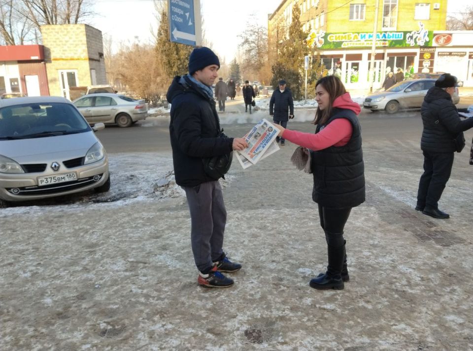 Сегодня, 21 января по инициативе Общественного Движения «Донецкая Республика» в Червоногвардейском районе города Макеевки проходит раздача официального печатного издания Общественного Движения «Донецкая Республика» Сегодня, 21 января по инициативе Общественного Движения «Донецкая Республика» в Червоногвардейском районе города Макеевки проходит раздача официального печатного издания Общественного Движения «Донецкая Республика»