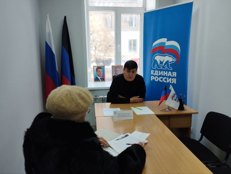 Сегодня, 21 января, депутат Народного Совета Донецкой Народной Республики Василий Перцев провел приём граждан в общественной приемной «Единой России» Центрально-Городского внутригородского района городского округа Макеевка