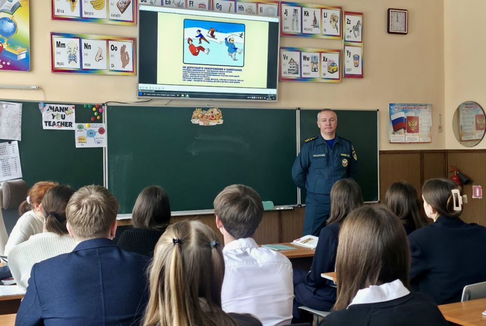 Сегодня, 22 января 2026 года, в ГБОУ «СШ №22 Г.О. МАКЕЕВКА» состоялась важная встреча с представителями МЧС, Меркуловым Р. В. и Бариновым В. В