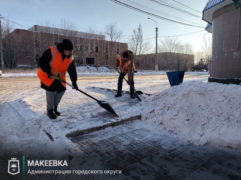 Работы по уборке снега в Макеевке продолжаются