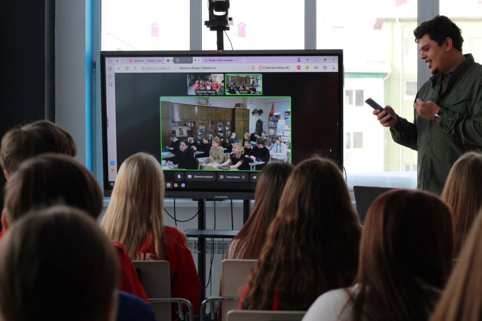 28 января 2026 года Музей СВО в Ханты-Мансийске организовал онлайн-встречу, объединившую учащихся школы № 9 Ханты-Мансийска и школы № 50 Макеевки