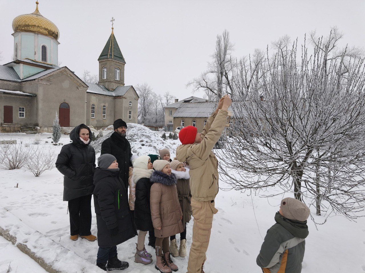 Юнармейцы Г. О. Макеевка ВПК "Юность-12" Ревякин Дмитрий и Гуденов Андрей с обучающимися 1-А класса посетили храм Рождества Христова