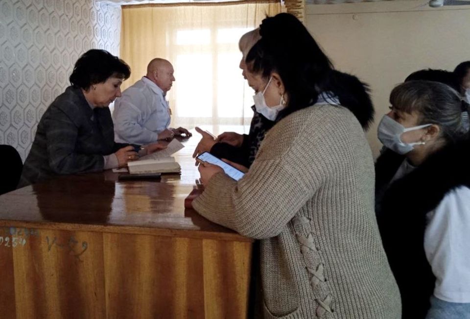 Валентина Харлашка: Сегодня, провела встречу с населением на подведомственной территории по адресу: г. Макеевка, ул. Энгельса, 1 Валентина Харлашка: Сегодня, провела встречу с населением на подведомственной территории по адресу: г. Макеевка, ул. Энгельса, 1