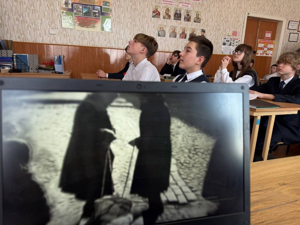 27 января учащиеся общеобразовательных организаций городского округа Макеевка приняли участие в мероприятиях, чтобы почтить память жертв двух значимых исторических событий: полного снятия блокады Ленинграда и Международного... 27 января учащиеся общеобразовательных организаций городского округа Макеевка приняли участие в мероприятиях, чтобы почтить память жертв двух значимых исторических событий: полного снятия блокады Ленинграда и Международного...