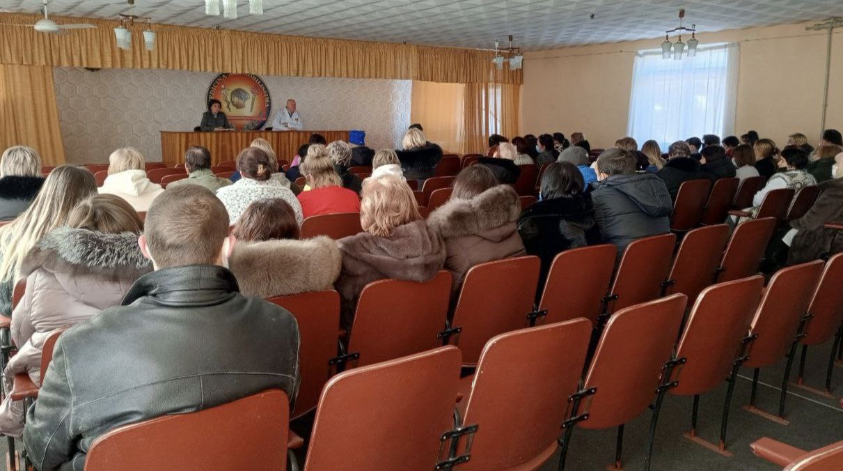 Валентина Харлашка: Сегодня, провела встречу с населением на подведомственной территории по адресу: г. Макеевка, ул. Энгельса, 1 Валентина Харлашка: Сегодня, провела встречу с населением на подведомственной территории по адресу: г. Макеевка, ул. Энгельса, 1