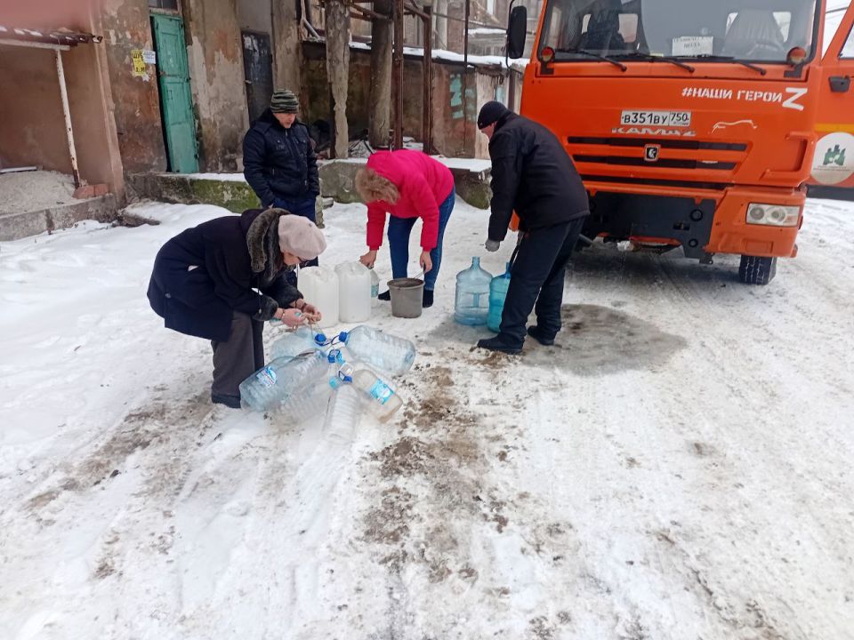 Сегодня, 29 января, в Кировском внутригородском районе был организован подвоз воды для жителей домов, в которые в установленный графиком день не поступила вода Сегодня, 29 января, в Кировском внутригородском районе был организован подвоз воды для жителей домов, в которые в установленный графиком день не поступила вода