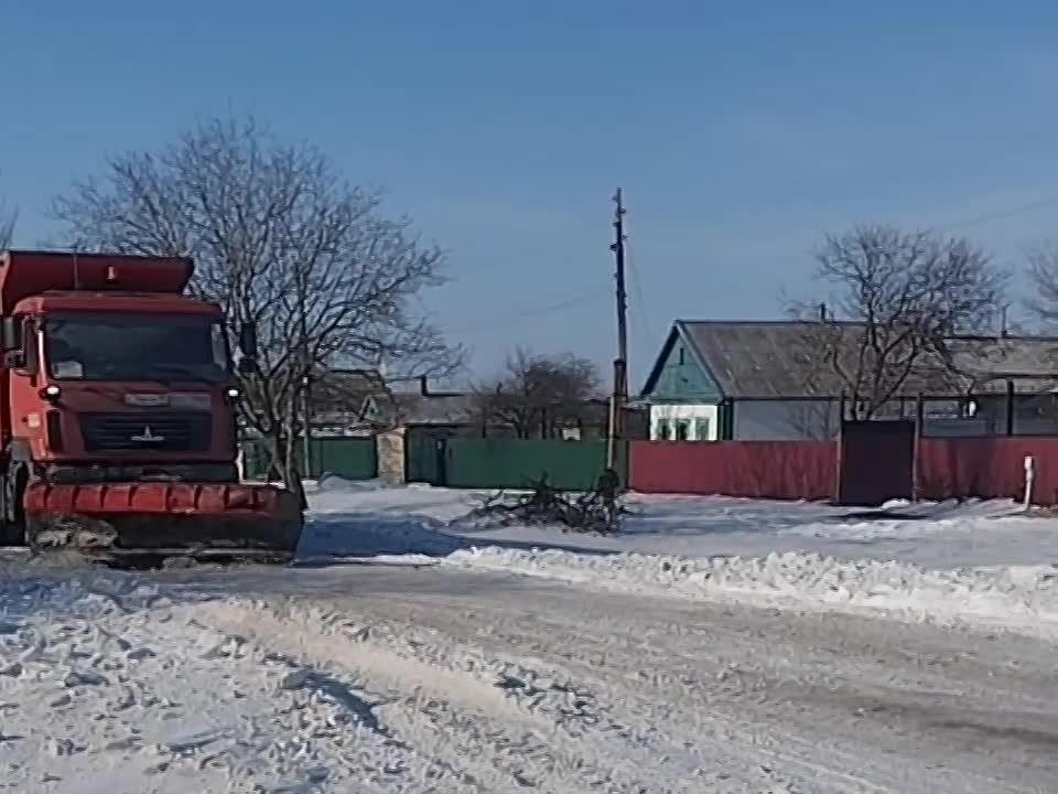 Александр Бондаренко: На автомобильных дорогах Республики продолжается ликвидация последствий снегопада и противогололедная обработка