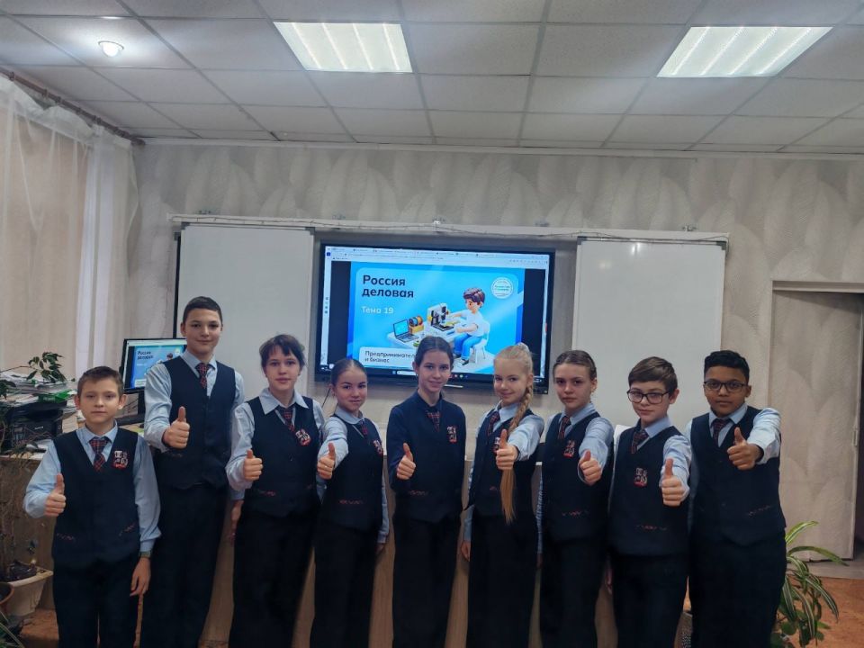 Школьники Макеевки исследовали мир предпринимательства в рамках курса "Россия — мои горизонты" Школьники Макеевки исследовали мир предпринимательства в рамках курса "Россия — мои горизонты"