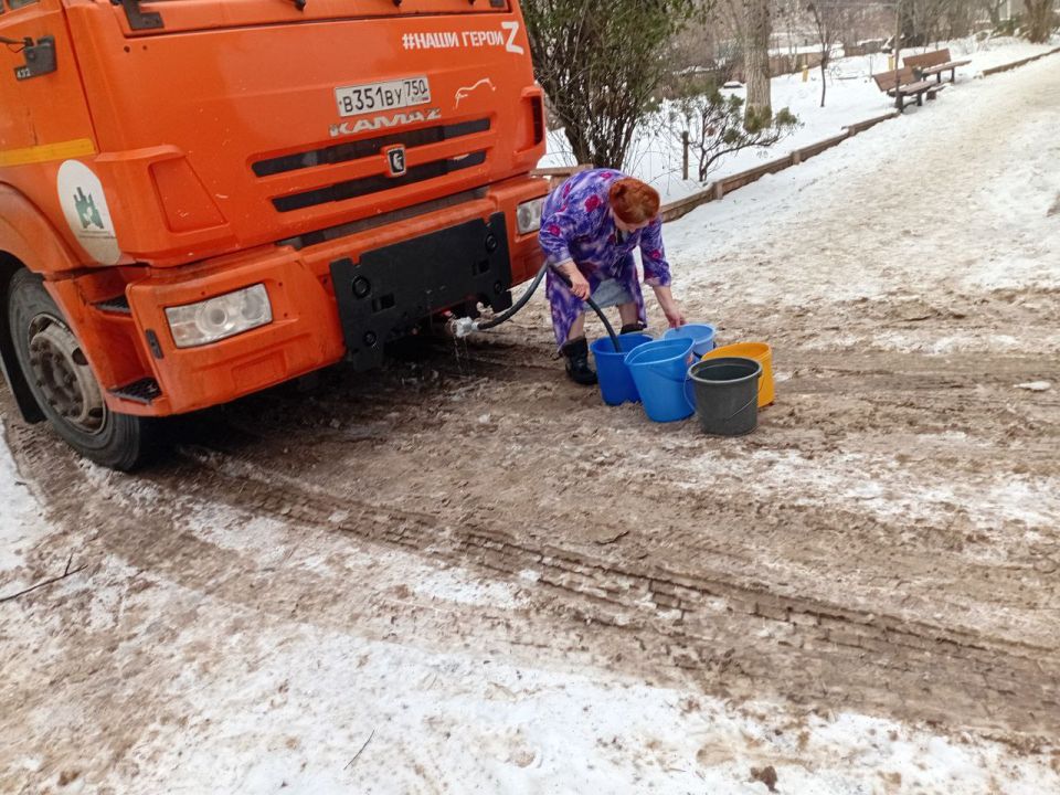 Сегодня, 29 января, в Кировском внутригородском районе был организован подвоз воды для жителей домов, в которые в установленный графиком день не поступила вода
