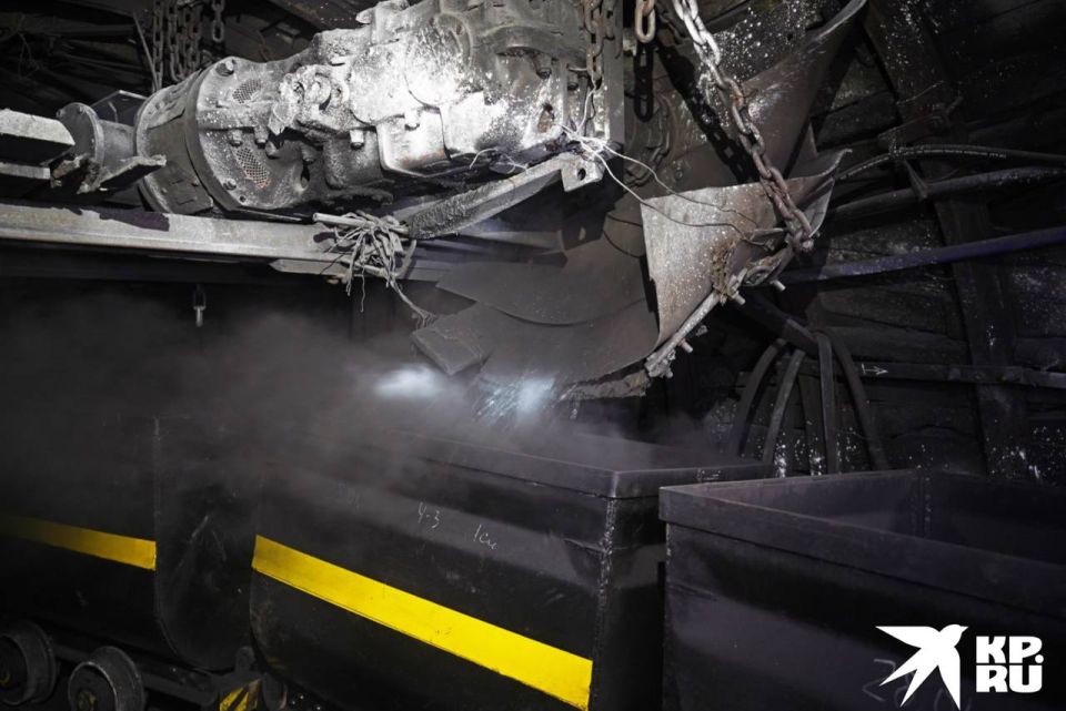 «Подземный трамвай», испытание на прочность и первое интервью лежа: Корреспондент «Комсомолки» спустился в шахту на запуск новой лавы «Подземный трамвай», испытание на прочность и первое интервью лежа: Корреспондент «Комсомолки» спустился в шахту на запуск новой лавы